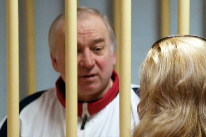 Cựu điệp viên Sergei Skripal (trái) trong phiên xét xử của Tòa án quân sự Moskva ngày 9/8/2006. (Ảnh: AFP/TTXVN)