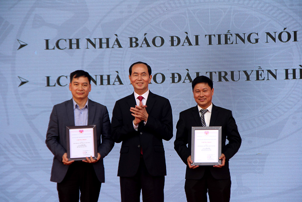 Chủ tịch nước Trần Đại Quang trao giải đặc biệt về gian trưng bày ấn tượng cho Liên chi hội nhà báo Đài TNVN và Đài THVN