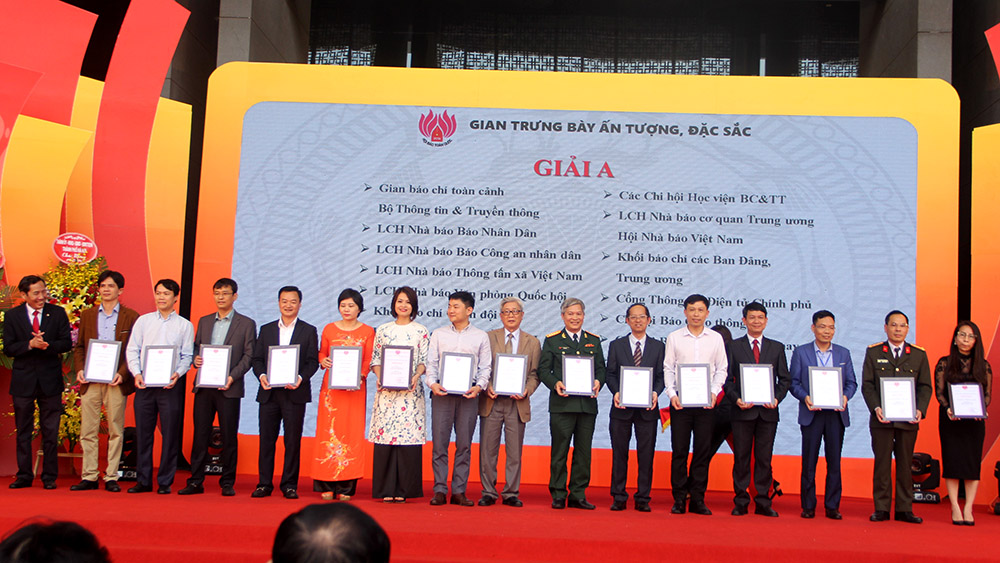 Tổng biên tập báo Nhân dân, Chủ tịch Hội Nhà báo VN Thuận Hữu trao giải A cho các đơn vị đoạt giải gian trưng bày ấn tượng