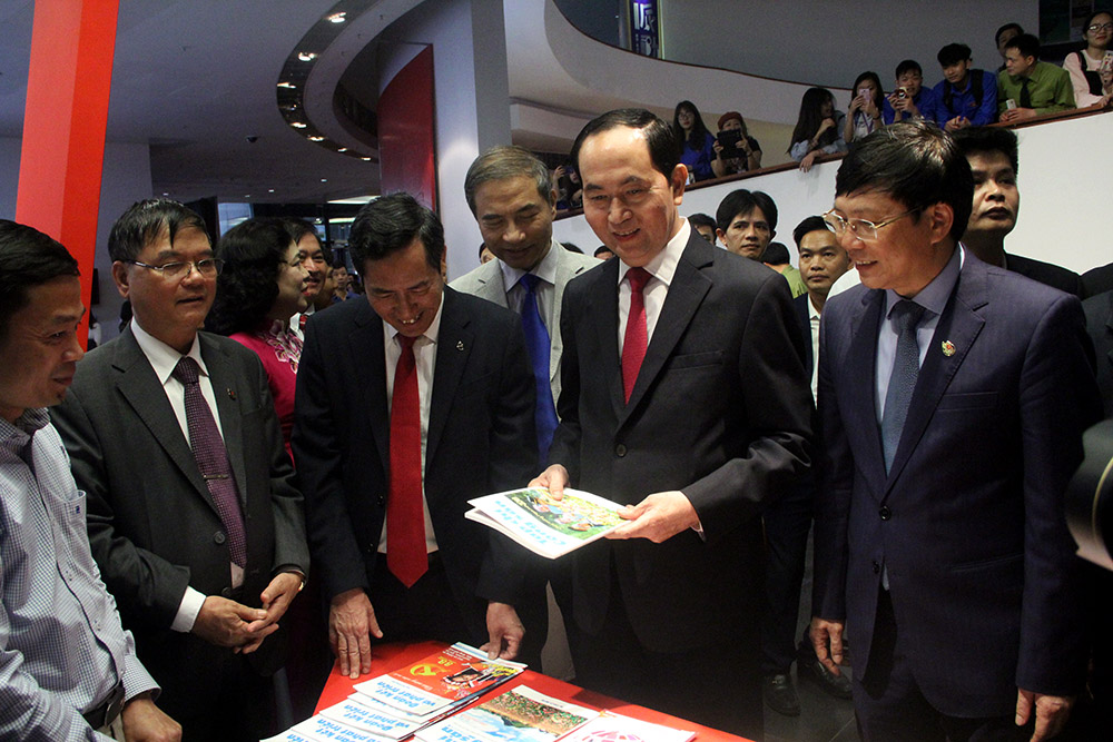 Chủ tịch nước Trần Đại Quang tham quan các gian trưng bày tại Hội báo