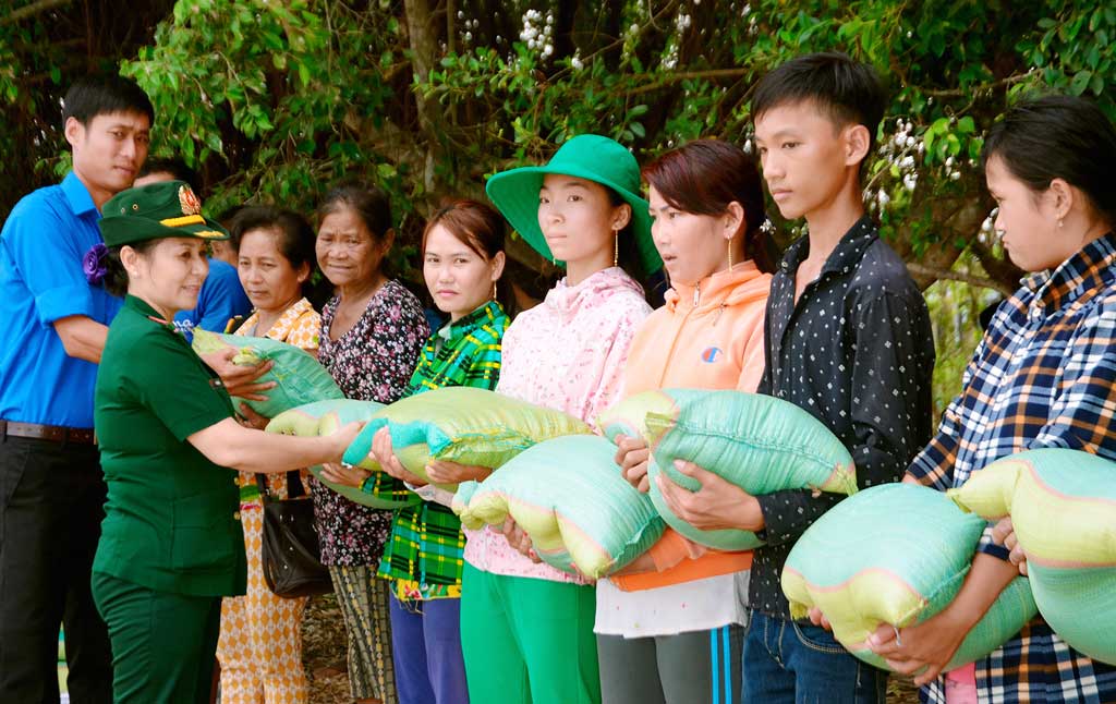 Những phần quà thắm tình quân - dân