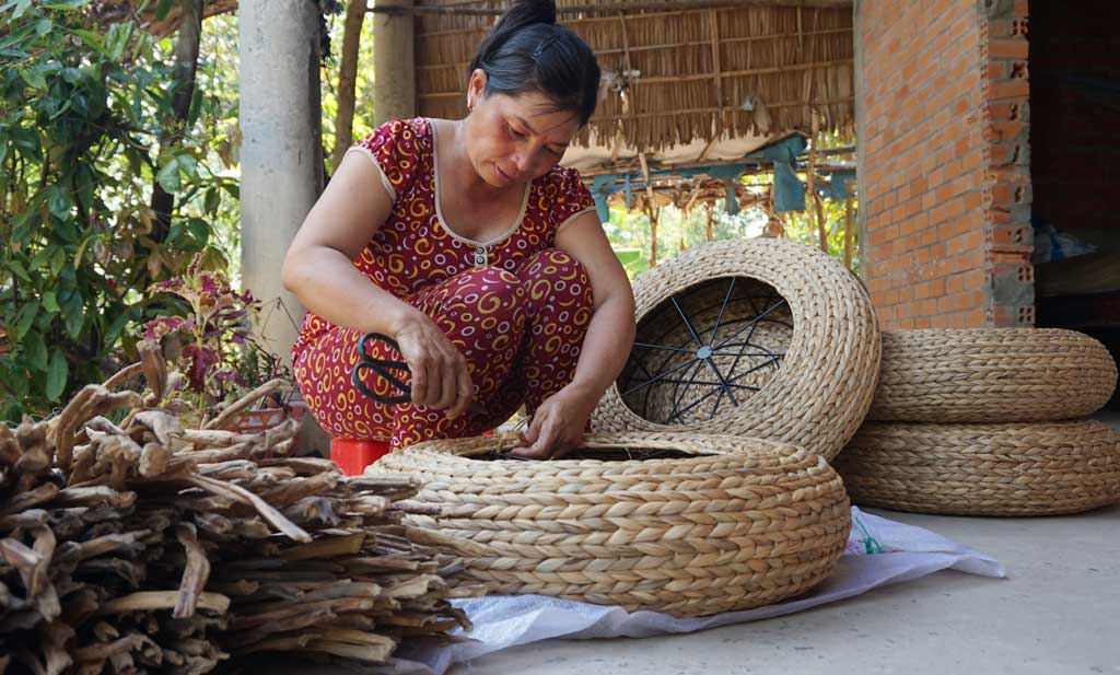 Tận dụng thời gian nhàn rỗi, chị Đoàn Thị Thu Cúc đan các sản phẩm từ lục bình để cải thiện thu nhập