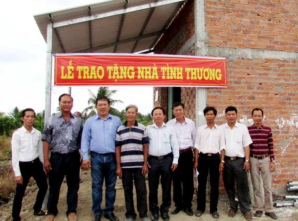 Trao tặng nhà đại đoàn kết cho ông Trần Văn Thấn