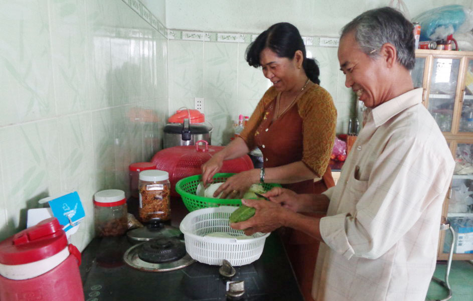 Vợ chồng cùng nhau nấu ăn