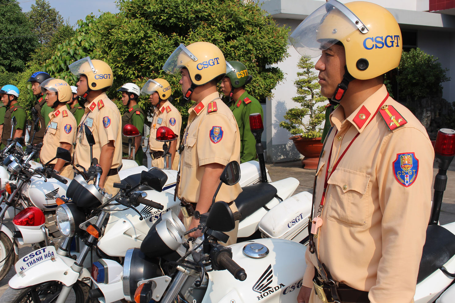 Cảnh sát giao thông huyện Thạnh Hóa ra quân tăng cường bảo đảm trật tự, an toàn giao thông, nhất là tuyến