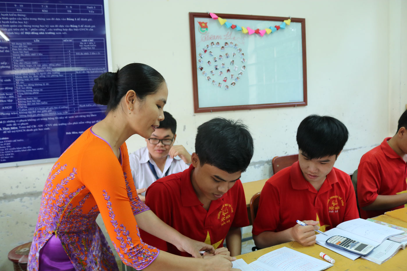 Trong những tiết áp dụng phương pháp đổi mới nghiên cứu bài học, học sinh tự tìm hiểu kiến thức, cô Dương Kim Trọn là người bổ sung, góp ý cho các em