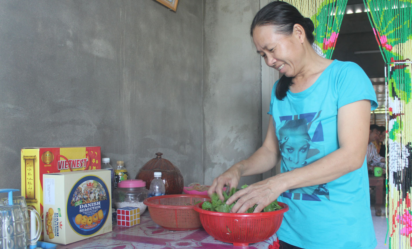 Bà Nguyễn Thị Ren có việc làm ổn định sau khi học nghề