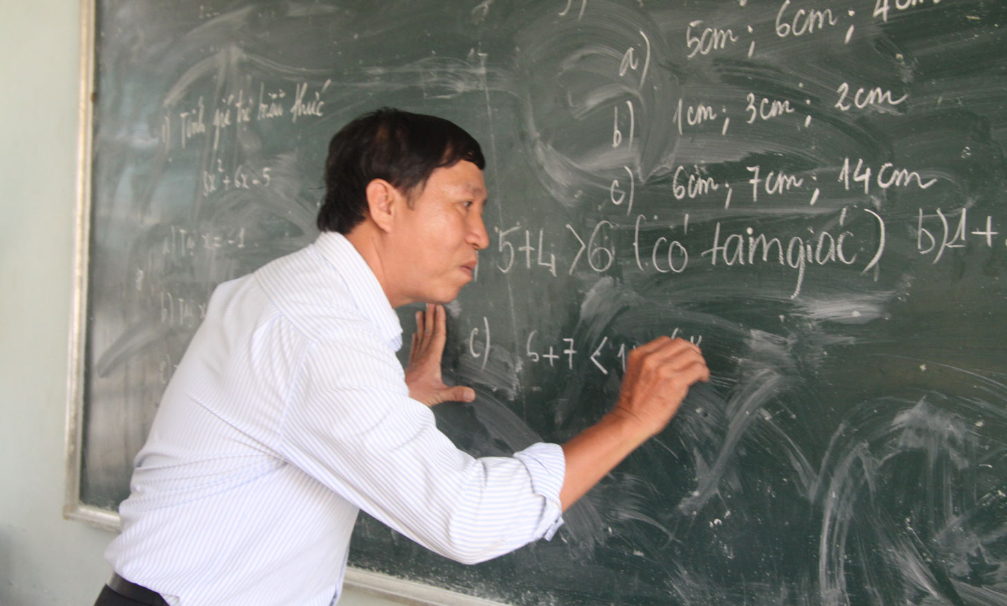 Thầy Nguyễn Thanh Dũng luôn xem học sinh như người thân và làm tròn trách nhiệm người thầy. Trong quá trình dạy, thầy luôn theo sát học sinh, đặc biệt là học sinh yếu kém