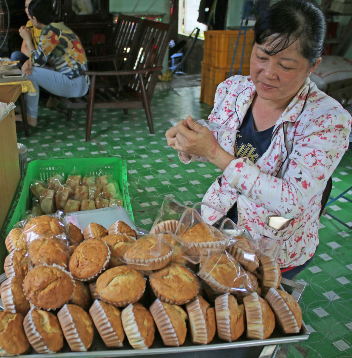 Chị Trần Thị Ngọc Thúy chuẩn bị bánh bông lan giao cho khách