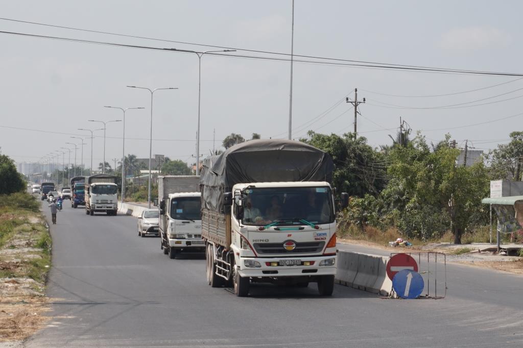 Xe lưu thông trên đoạn đường đã hoàn thành hạ tầng.