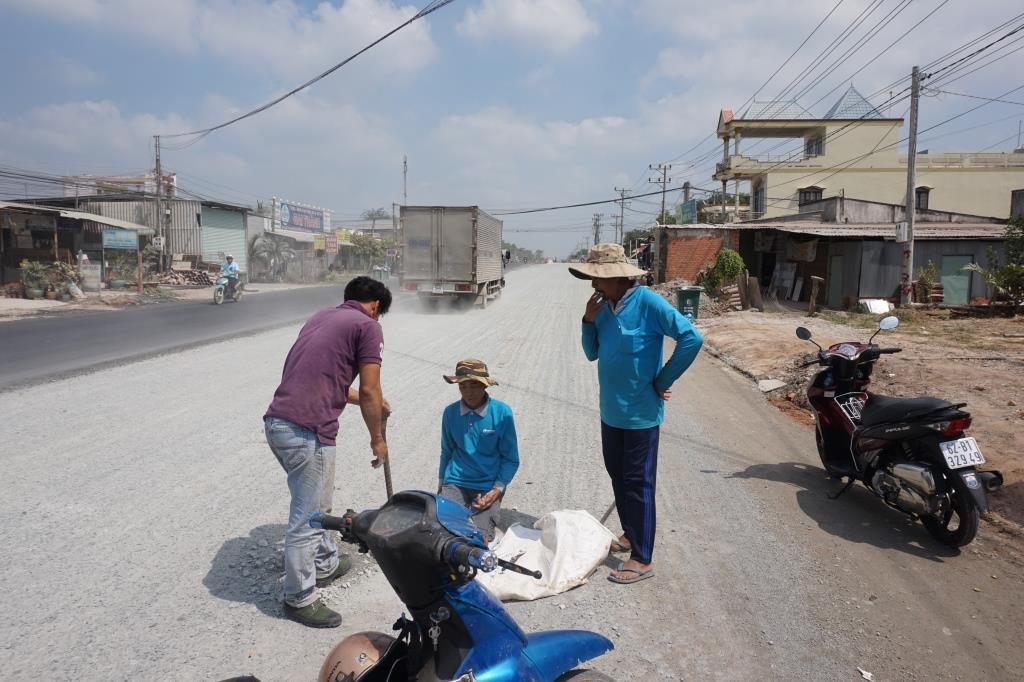 Công nhân đào đất để nghiệm thu nền hạ đường dẫn vào cầu Gia Miệng.