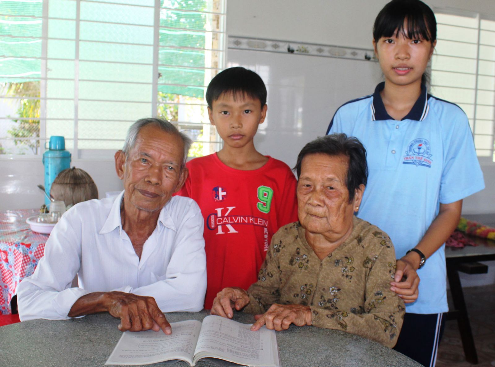 Vợ chồng ông Huỳnh Văn Út, bà Bùi Thị Sánh luôn “đồng cam, cộng khổ” để đi đến bến bờ hạnh phúc 