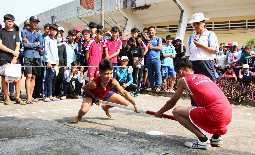 Đẩy gậy là một trong những môn thể thao mới nhưng được đón nhận và thi đấu sôi nổi nhất trong lứa tuổi học sinh