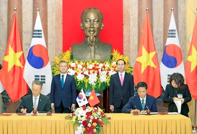 Chủ tịch nước Trần Đại Quang và Tổng thống Hàn Quốc Moon Jae-in chứng kiến lễ ký Biên bản ghi nhớ hợp tác về chương trình hành động trong lĩnh vực hợp tác thương mại giữa hai nước giai đoạn 2018-2020 và Bản ghi nhớ về hợp tác Công nghiệp hỗ trợ Hàn Quốc-Việt Nam. (Ảnh: Nhan Sáng/TTXVN)