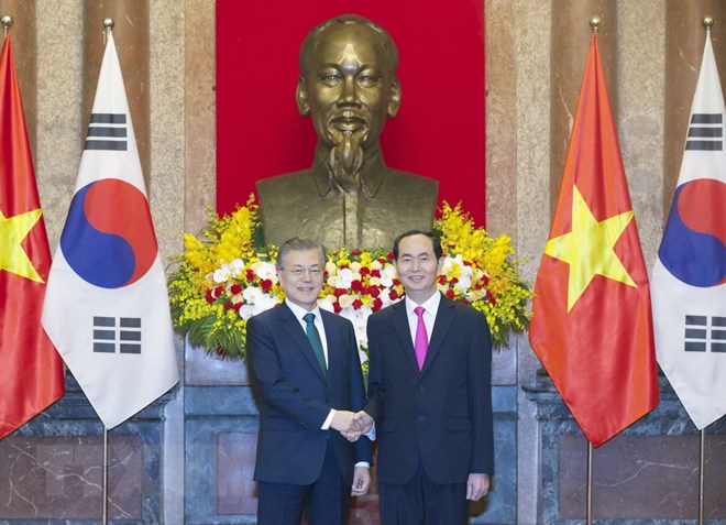 Chủ tịch nước Trần Đại Quang đón Tổng thống Hàn Quốc Moon Jae-in. (Ảnh: Nhan Sáng/TTXVN)