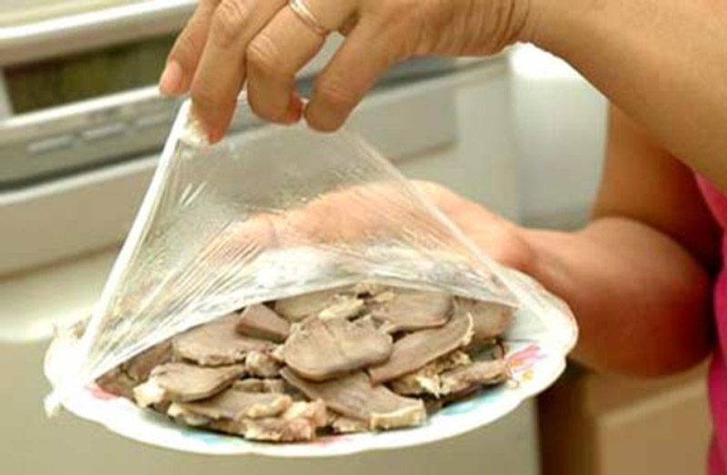 Túi nylon đựng đồ ăn nóng độc hại thế nào? Tuyệt đối không được dùng màng bọc thực phẩm ni lông lên bề mặt thức ăn để hâm nóng trong lò vi sóng. Sau khi bị quay nóng trong lò vi sóng tới 300 - 500oC, các màng bọc ni lông này bị chảy nhẽo và chất dẻo sẽ dính vào thức ăn