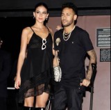 Neymar chống nạng đi hẹn hò tình tứ với bồ xinh