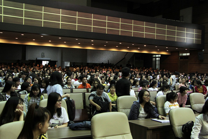 Hơn 500 sinh viên trường ĐH Kinh Tế TP.HCM tham gia hội thảo trong không khí vui vẻ - Ảnh: Trọng Nhân