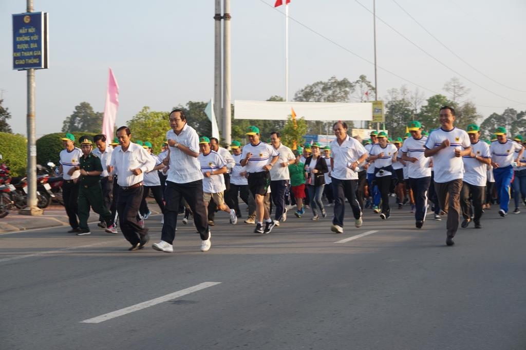 Các đồng chí lãnh đạo của tỉnh tham gia chạy hưởng ứng Ngày chạy Olympic vì sức khỏe toàn dân năm 2018.