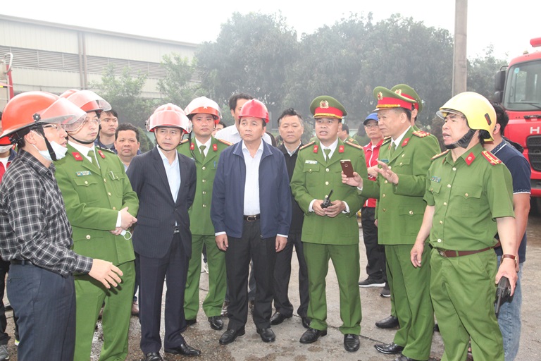 Chủ tịch UBND tỉnh Nguyễn Văn Trì, các Phó Chủ tịch UBND tỉnh: Lê Duy Thành, Vũ Chí Giang và lãnh đạo các sở, ngành chức năng trực tiếp chỉ đạo chữa cháy tại hiện trường. Ảnh Thế Hùng-Khánh Linh