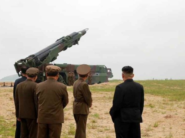 Nhà Lãnh đạo Triều Tiên Kim Jong-un (phải) quan sát vụ thử tên lửa đạn đạo chiến lược đất đối đất tầm trung Hwasong-10. (Ảnh: Yonhap/TTXVN