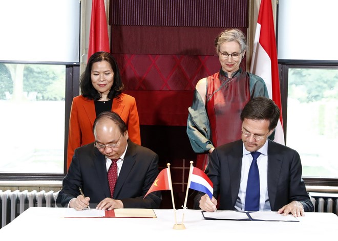 Việt Nam-Hà Lan: Điển hình của mối quan hệ năng động, hiệu quả Thủ tướng Nguyễn Xuân Phúc với Thủ tướng Hà Lan Mark Rutte ký Ý định thư giữa Chính phủ hai nước Việt Nam-Hà Lan về tạo thuận lợi triển khai các dự án chuyển đổi quy mô lớn để phát triển bền vững Đồng bằng sông Cửu Long, ngày 10/7/2017. (Ảnh: Thống Nhất/TTXVN)