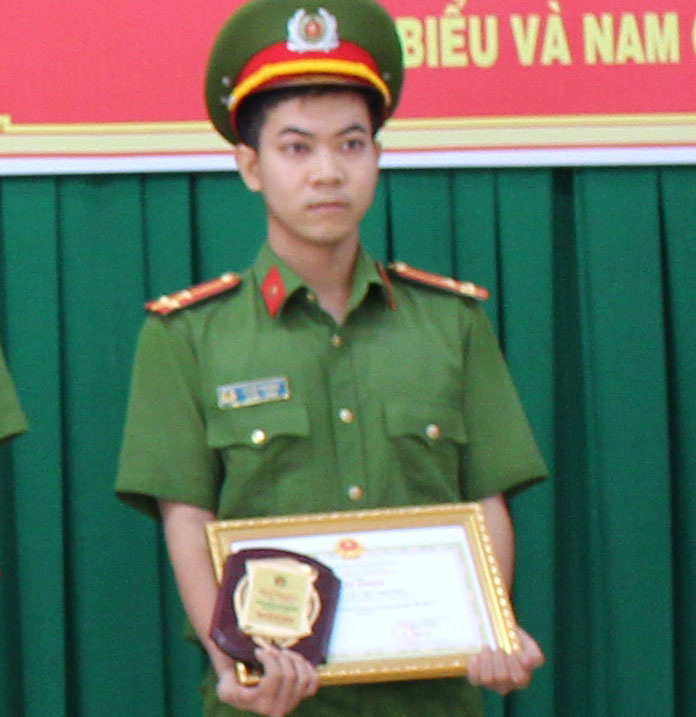 Thượng úy Lê Việt Trường nhận giải thưởng Thanh niên Công an Long An tiêu biểu lần thứ V năm 2017