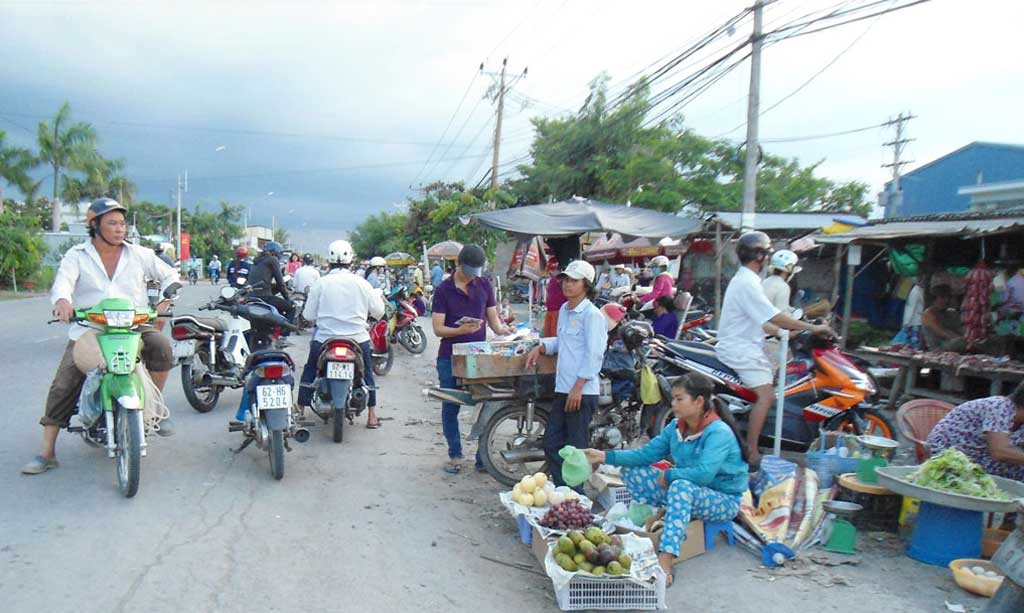 Mua bán lấn chiếm lòng, lề đường ở chợ tự phát gây mất trật tự, an toàn giao thông