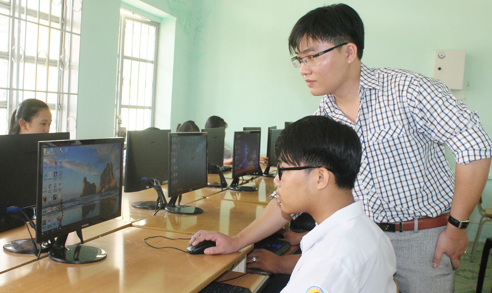 Năm 2017, Trường THCS Nguyễn Văn Chính vận động mạnh thường quân, nhà hảo tâm 10 bộ máy vi tính, trị giá 100 triệu đồng góp phần cải thiện trang thiết bị dạy học của nhà trường
