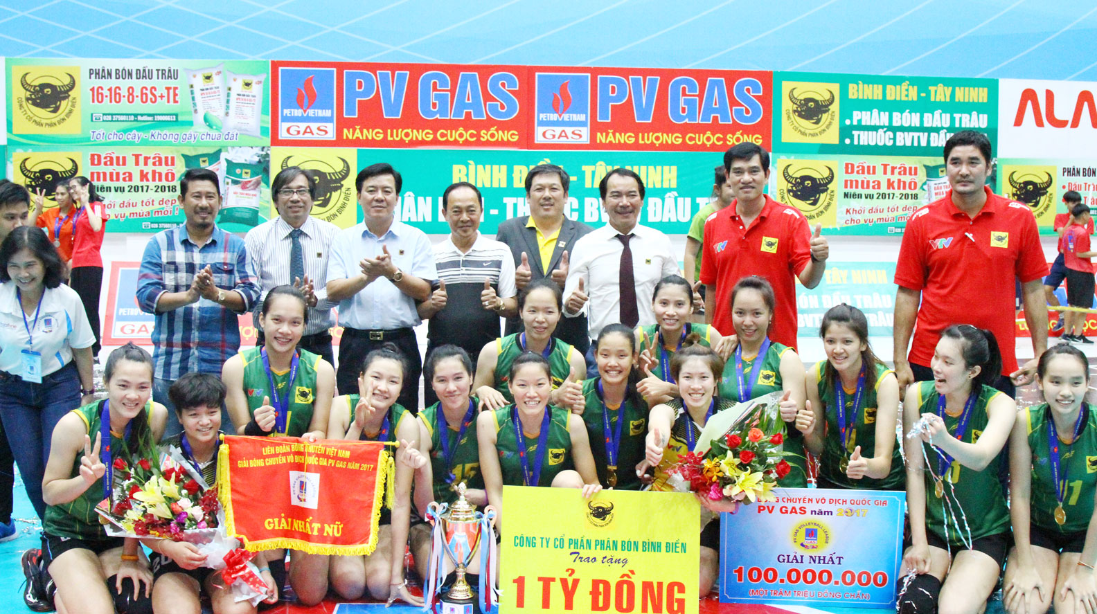 Niềm vui chiến thắng của các “cô gái vàng” VTV Bình Điền Long An (Ảnh đội tuyển cung cấp)