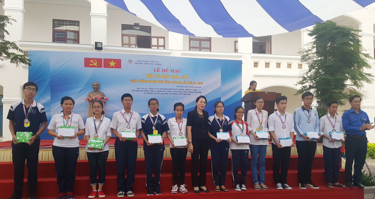 Phó Chủ tịch UBND huyện Đức Hòa - Nguyễn Thị Hồng Phúc trao huy chương và tiền thưởng cho học sinh đạt thành tích cao