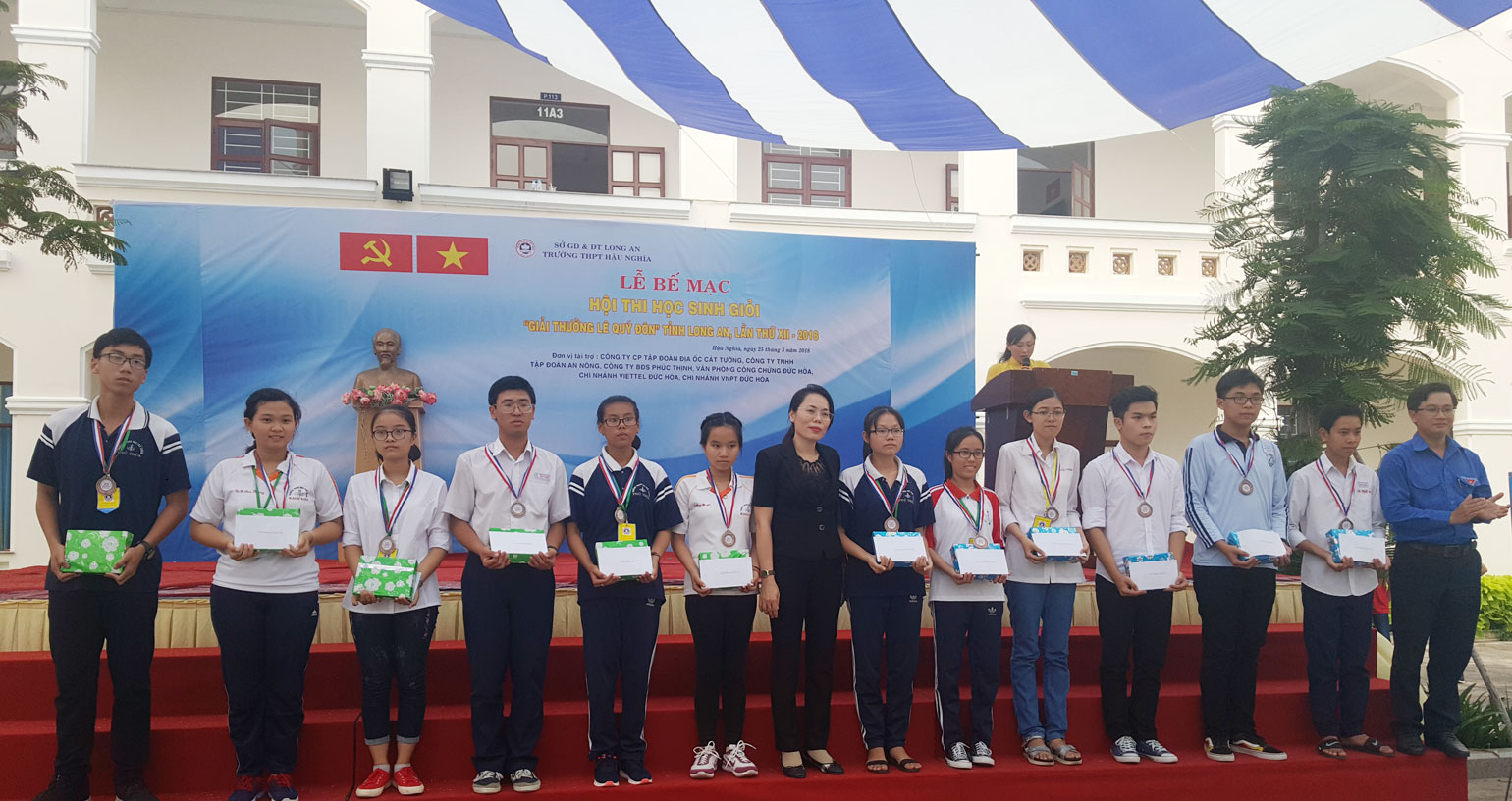 Phó Chủ tịch UBND huyện Đức Hòa - Nguyễn Thị Hồng Phúc trao huy chương và tiền thưởng cho học sinh đạt thành tích cao