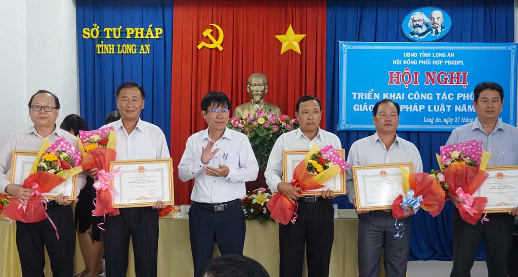 Đại diện Phòng Tư pháp huyện Mộc Hóa (thứ 2, trái qua) nhận bằng khen của UBND tỉnh
