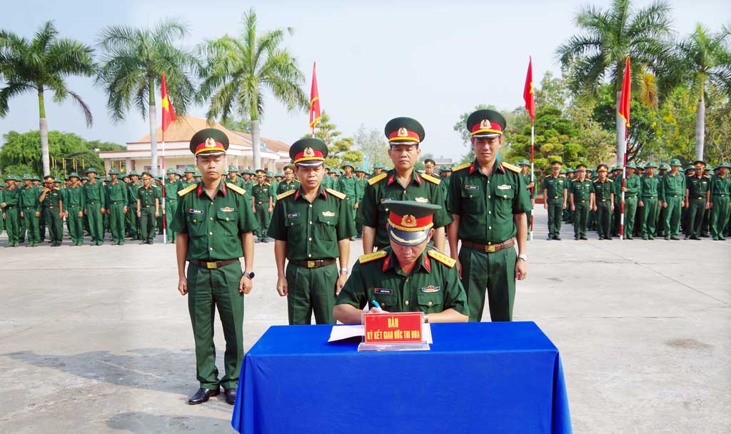 Đại diện các tổ chức cơ sở Đoàn thuộc Trung đoàn 738 ký kết thi đua