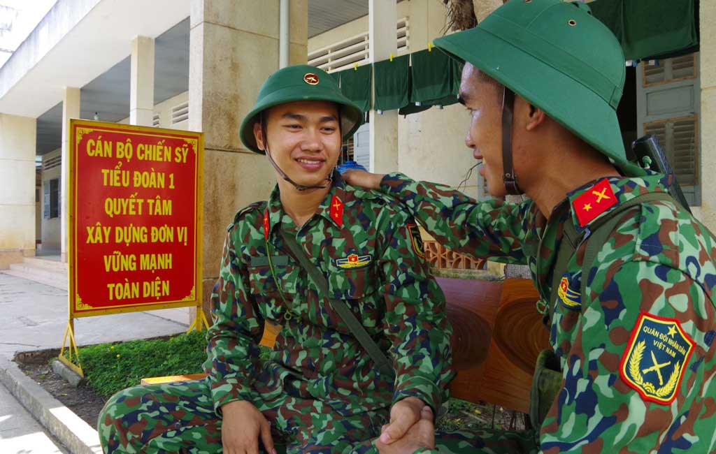 Chiến sĩ mới Nguyễn Trung Kiên (bên trái) và chiến sĩ mới Nguyễn Minh Thiện cùng động viên nhau rèn luyện