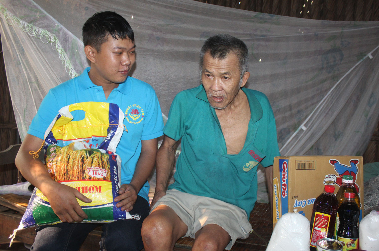 Dù kinh tế của anh Nguyễn Thái Phát (bìa trái) không khá giả nhưng luôn sẵn sàng chia sẻ với những mảnh đời bất hạnh