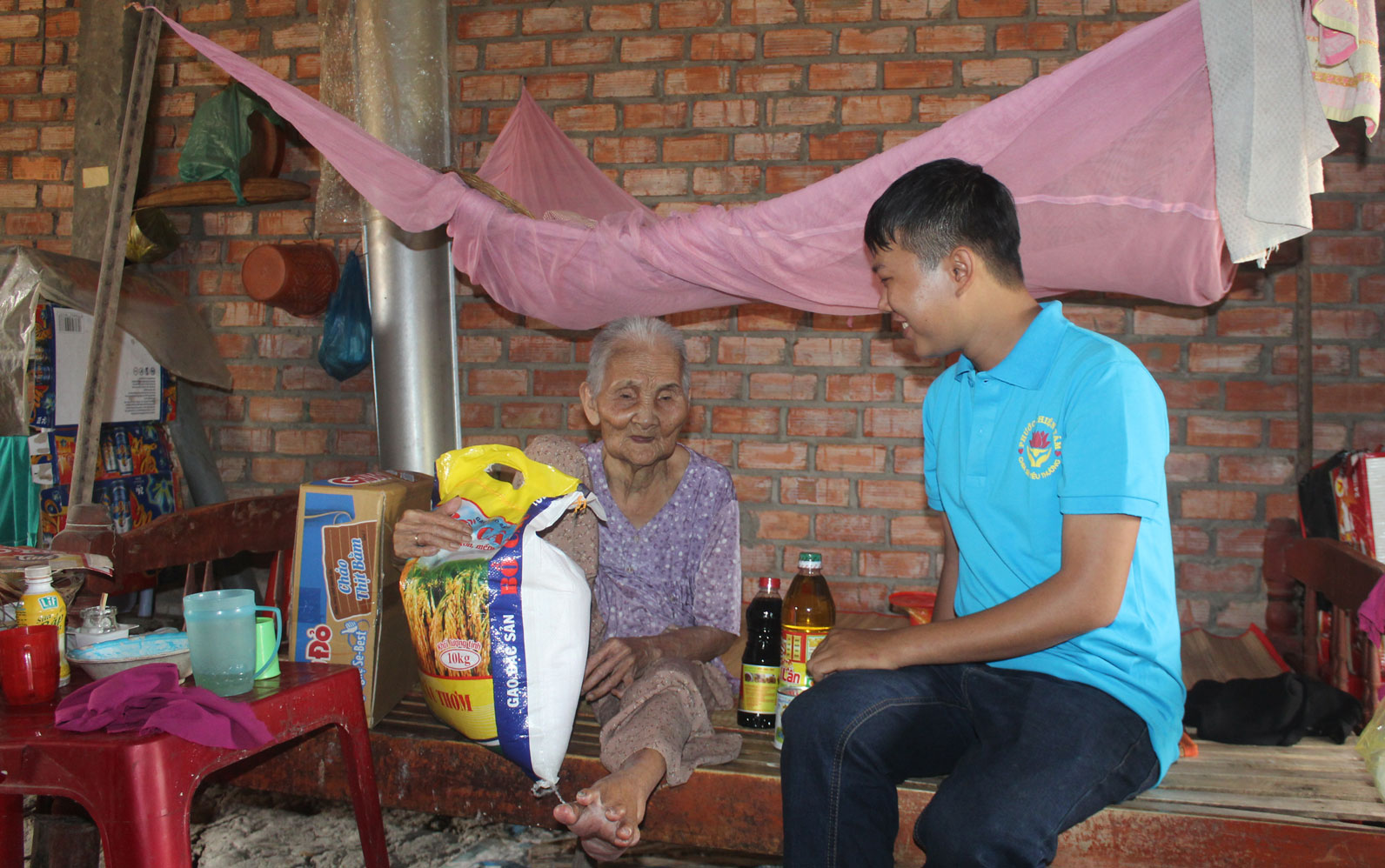 Khi người trẻ làm việc thiện Bà Phạm Thị Khương nhận quà từ Câu lạc bộ Phước Thiện Tâm