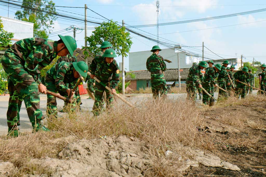 Tuổi trẻ Tiểu đoàn Huấn luyện - Cơ động phối hợp Đoàn Thanh niên thị xã Kiến Tường lao động tổng dọn vệ sinh khu vực công cộng