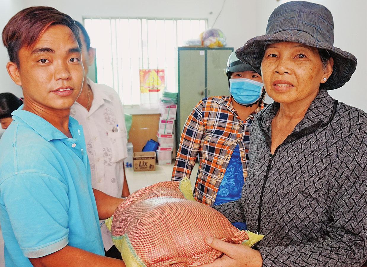 Bí thư Chi đoàn khu phố 1, thị trấn Thủ Thừa - Lê Công Thoại phát quà cho hộ nghèo, gặp khó khăn, nhân Tháng Thanh niên