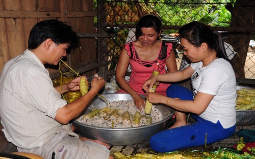 Nam hay nữ đều có thể gói bánh đẹp