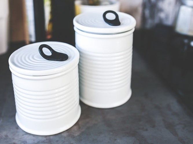 Các sản phẩm đóng hộp: Từ đậu đóng hộp cho cá ngừ đóng hộp, tất cả các sản phẩm đóng hộp đều có rất muối để ngăn không cho chúng bị hỏng. Những thực phẩm chế biến chứa một lượng lớn natri có thể trực tiếp ảnh hưởng đến khả năng loại bỏ nước của thận, do đó làm tăng huyết áp của bạn.