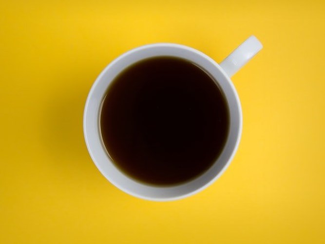 Cà phê: Vì caffeine trong cà phê gây co thắt các mạch máu của bạn, điều này làm tăng áp huyết và gây nguy hiểm cho những người đã bị cao huyết áp.