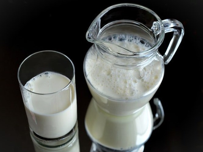 Sữa nguyên chất: Sữa bò nguyên chất giàu chất béo, đặc biệt là sữa có nguồn gốc từ trâu và dê. Điều này được biết là làm tăng huyết áp. Vì vậy, tốt nhất là nếu bạn tránh xa những loại sữa này nếu bị cao huyết áp.
