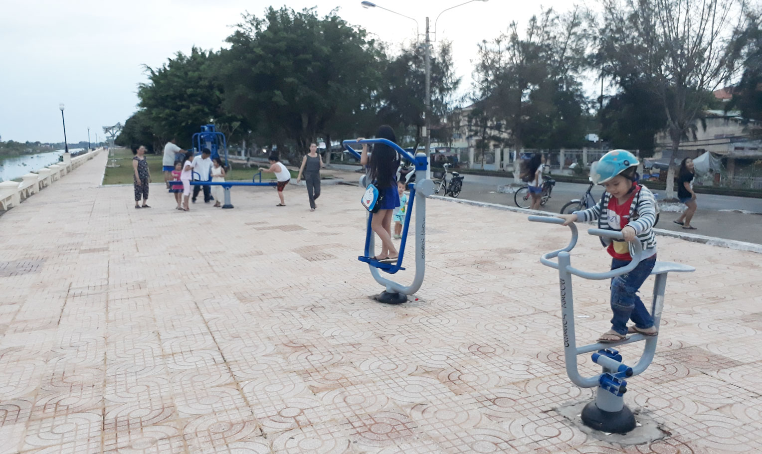 Công viên thị trấn là nơi người dân đến vui chơi, luyện tập thể dục - thể thao