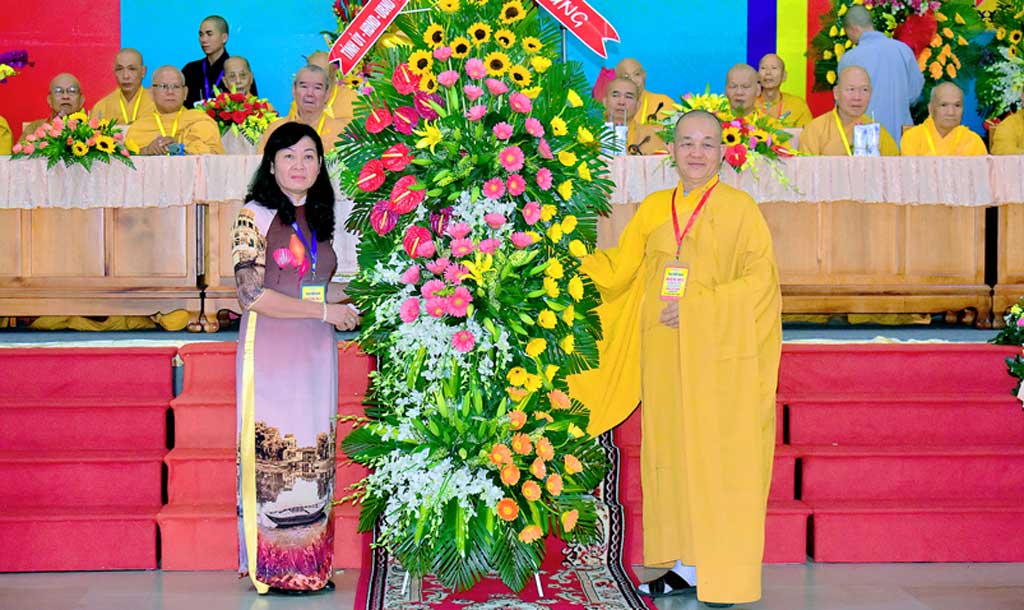 Thay mặt lãnh đạo tỉnh, Phó Chủ tịch UBMTTQ Việt Nam tỉnh - Phạm Ngọc Tiệp tặng lẵng hoa chúc mừng lễ