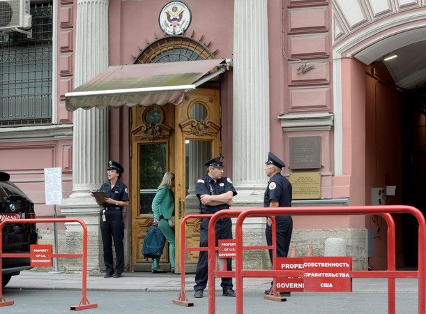 Nhân viên an ninh gác bên ngoài Tổng lãnh sự quán Mỹ tại Saint Petersburg, Nga. (Ảnh: AFP/TTXVN)