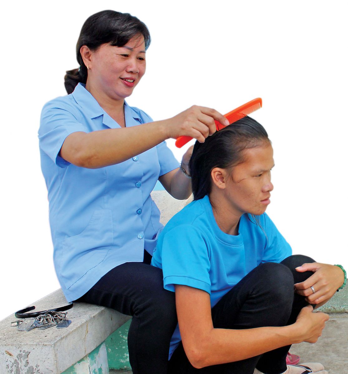 Bà Phạm Thị Lan (bìa trái)  xem người bệnh tâm thần như người thân của mình
