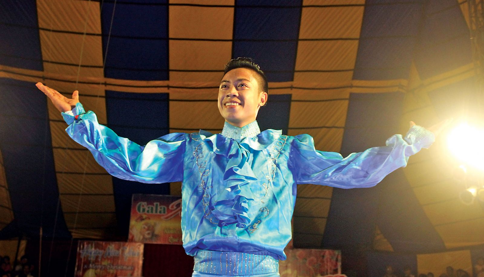 Không phải hết yêu! Nụ cười của nghệ sĩ xiếc khi hoàn thành một tiết mục khó