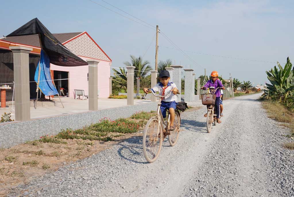 Nhiều tuyến đường giao thông nông thôn được mở rộng, trải đá, tạo thuận lợi trong đi lại, vận chuyển hàng hóa của người dân