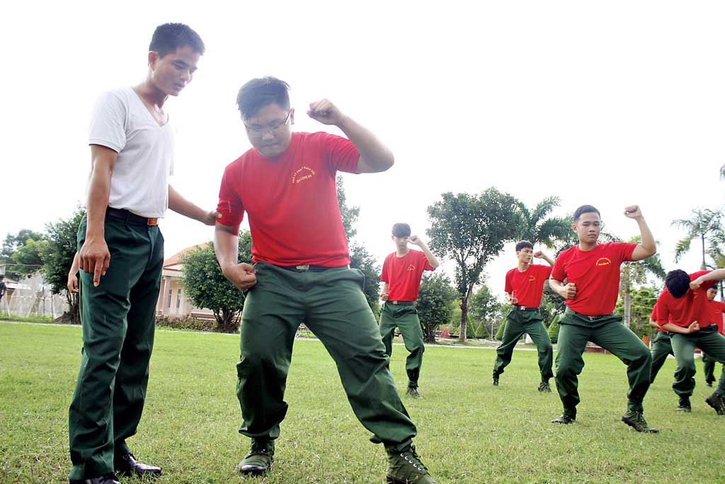 Tham gia Học kỳ quân đội, nhiều “cô chiêu”, “cậu ấm” học được cách tự lập, tự chăm sóc mình; nhiều “mọt sách” phát hiện ra, ngoài học tập thì tuổi học trò còn rất nhiều niềm vui khác (Trong ảnh: Học kỳ quân đội năm 2017)